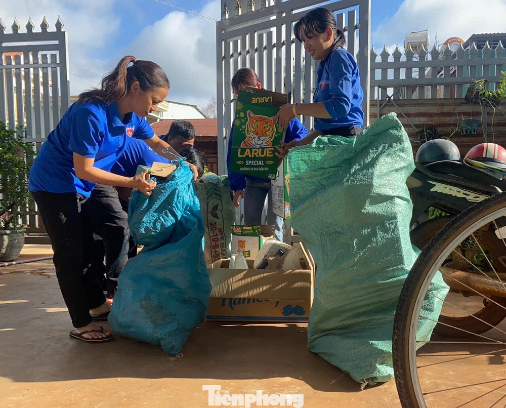 Các tổ chức cơ sở Đoàn huyện Cư M&apos;gar ra quân phát quang bụi rậm, san lấp mặt bằng hơn 7km các tuyến đường liên thôn, buôn, đường thường xảy ra tai nạn; thu gom và phân loại rác thải gia đình; Tổ chức hơn 15 hoạt động văn minh đô thị như: ra quân xóa bỏ quảng cáo, rao vặt trái phép tại các trục đường chính, khu dân cư, lấn chiếm lòng, lề đường tại các khu chợ tạm; Tổ chức 7 hoạt động dọn dẹp vệ sinh môi trường, xoá điểm đen rác thải tại nơi công cộng, khu vực đầu nguồn suối, ao hồ, các điểm rác thải tự phát…