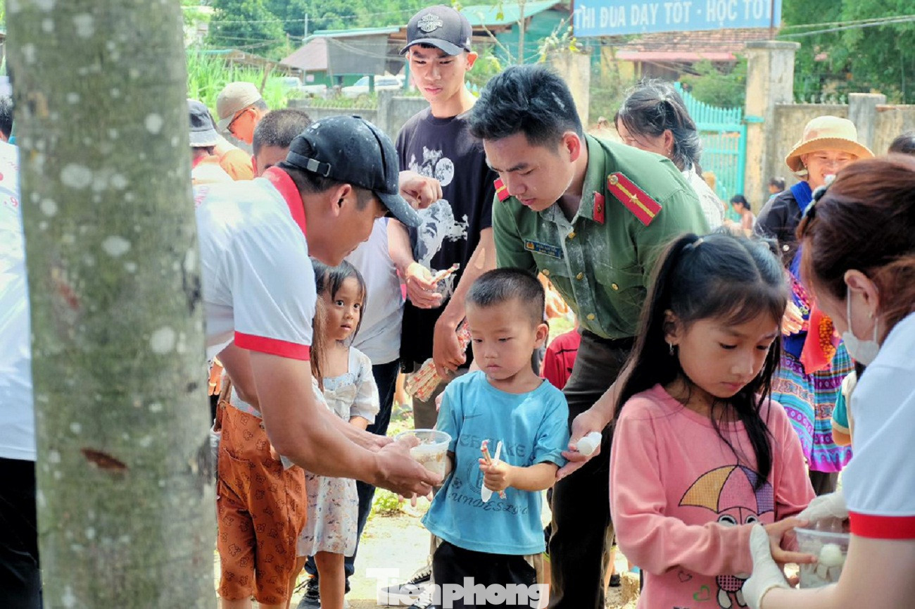 Ngày Chủ nhật xanh, tuổi trẻ Công an tỉnh cũng triển khai nhiều hoạt động bảo vệ và giữ gìn môi trường xanh - sạch - đẹp. Bên cạnh đó, tổ chức hoạt động hướng về cộng đồng, thăm, tặng quà cho các hộ gia đình nghèo có hoàn cảnh khó khăn.