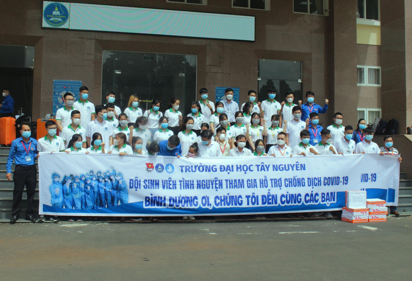 Các sinh viên và thầy cô chụp ảnh trước giờ lên đường Các sinh viên và thầy cô chụp ảnh trước giờ lên đường