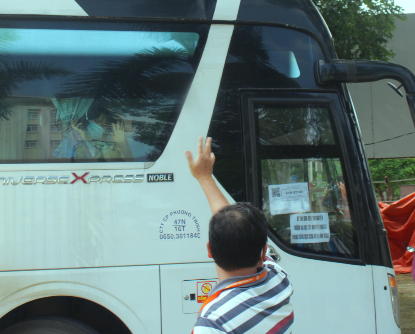 Thầy - trò chào tạm biệt trước khi lên đường Thầy - trò chào tạm biệt trước khi lên đường