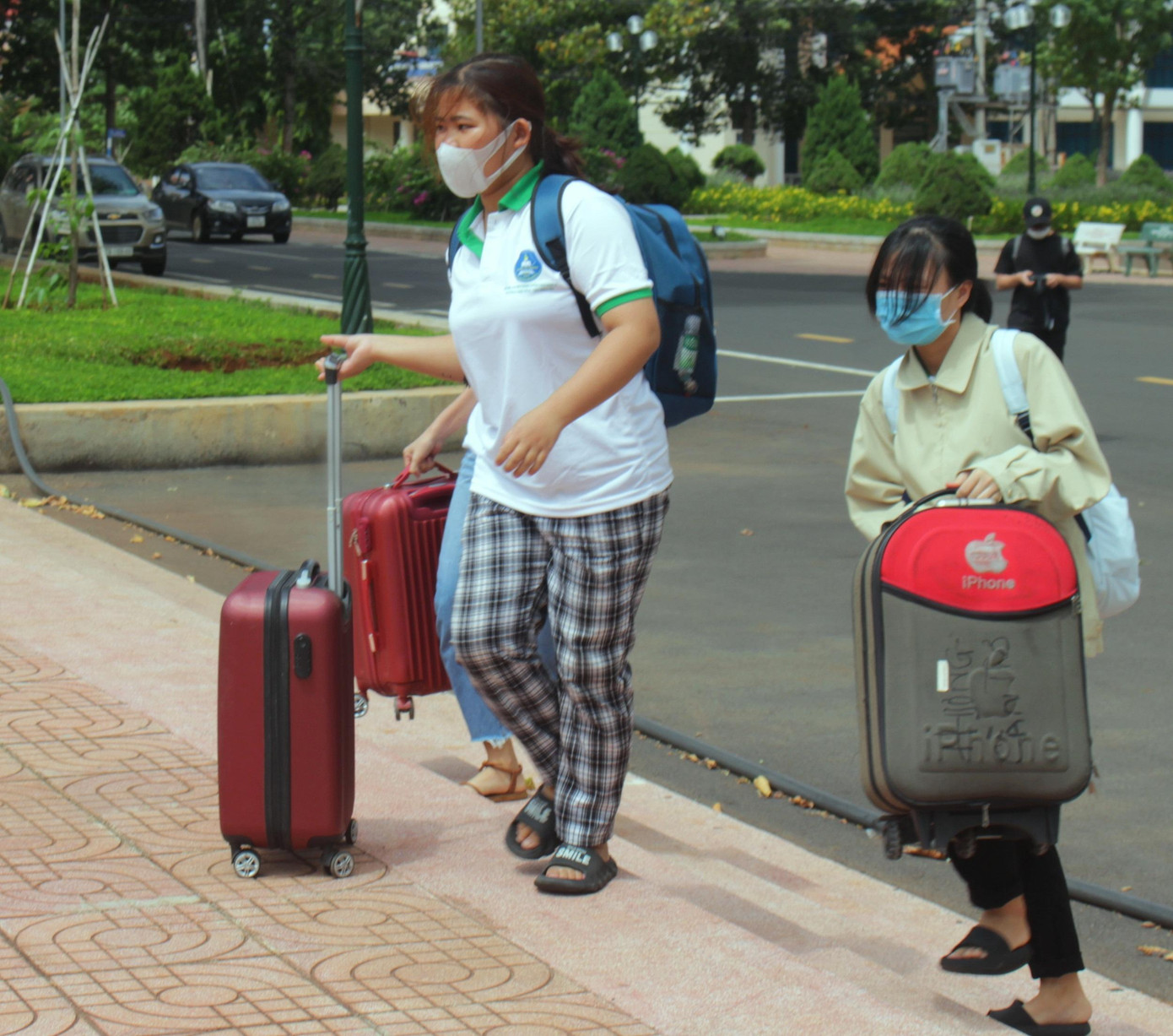 Sinh viên Võ Thị Mỹ Duyên (trái) Sinh viên Võ Thị Mỹ Duyên (trái)