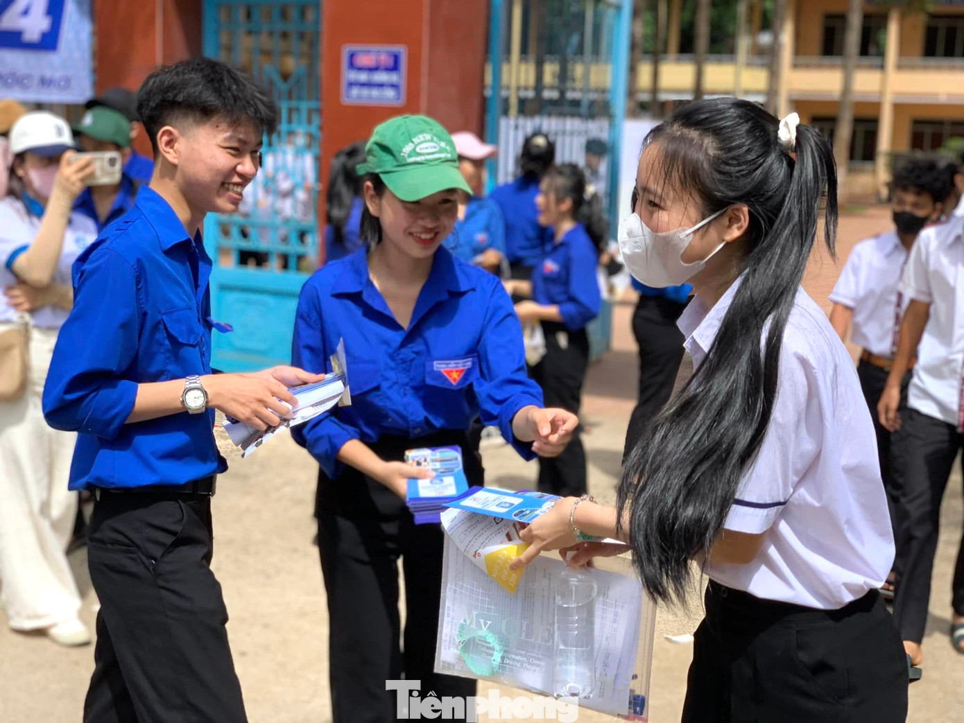 Tình nguyện viên huyện Cư M’gar có mặt tại các điểm thi để hỗ trợ cho các thí sinh tham gia thi.