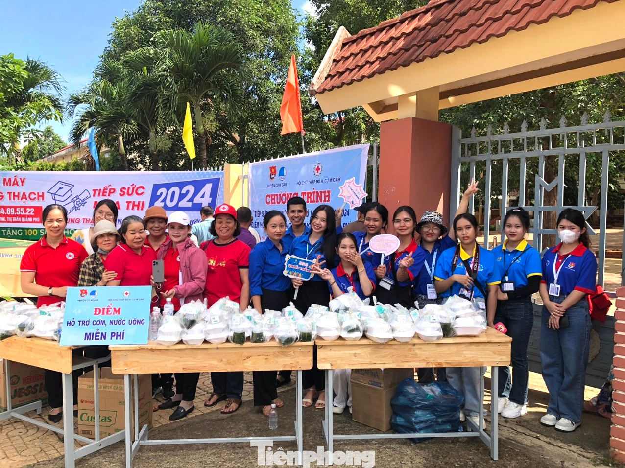 Những suất cơm được tình nguyện viên chuẩn bị mang đến và trao tận tay các bạn thí sinh khi tan giờ thi.