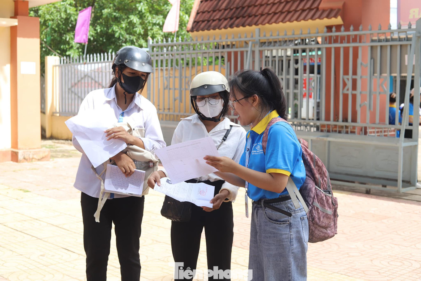 Xúc động khi nhận học bổng, em Biện thị Bình (huyện Krông Búk) chia sẻ, em cảm ơn tổ chức đoàn đã hỗ trợ động viên tình thần. Em sẽ cố gắng làm bài thi thật tốt để không phụ lòng tin tưởng của mọi người. Gia đình Bình thuộc diện đặc biệt khó khăn. Bố Bình mất sớm, mẹ làm ăn xa, nên Bình ở với bà ngoại.