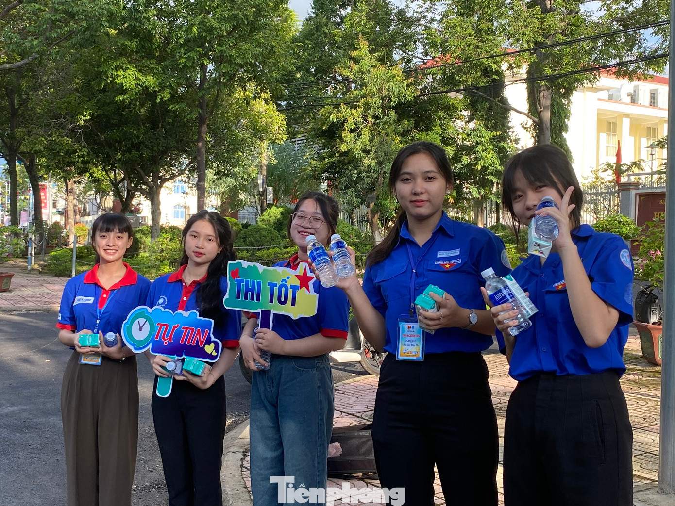 Huyện Lắk có trên 600 thí sinh thi tại 1 điểm thi. Đơn vị này đã thành lập các đội hình với trên 30 tình nguyện viên hỗ trợ thí sinh.