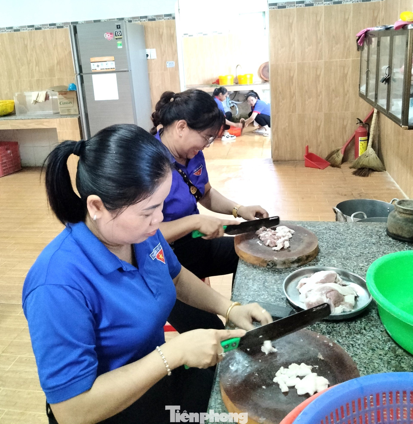 Huyện Đoàn Lắk tổ chức bếp ăn miễn phí phục vụ thí sinh ở xa đến trung tâm huyện thi tốt nghiệp, giúp các em tập trung vào việc ôn luyện và làm bài thi.