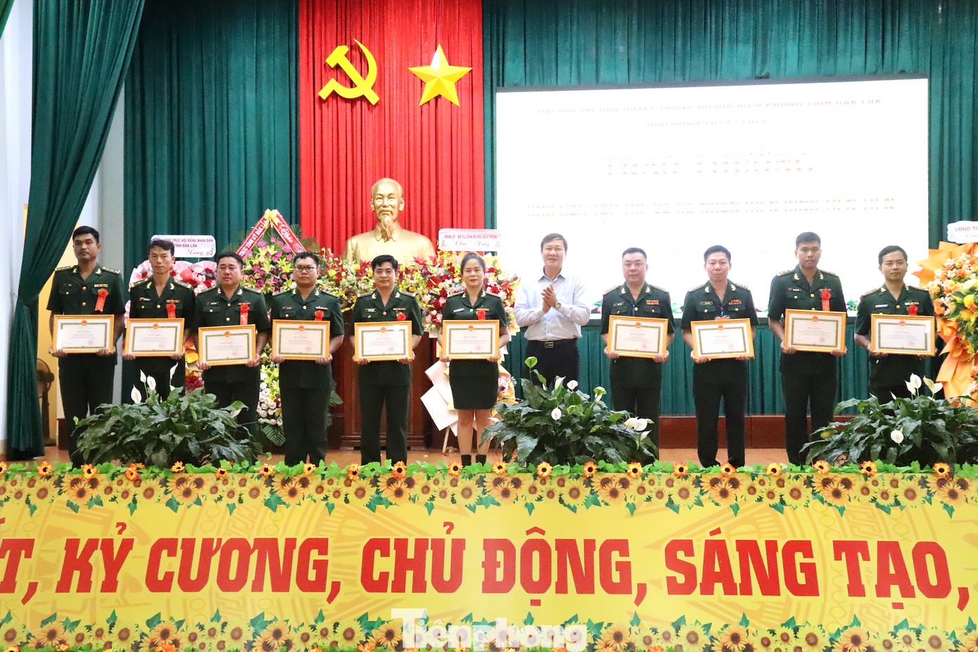 Các cá nhân nhận bằng khen của UBND tỉnh.