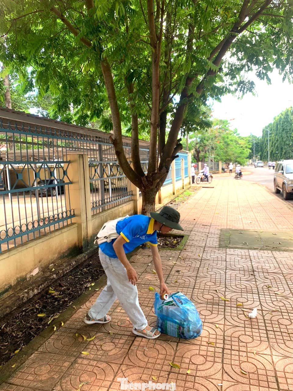 Sau mỗi giờ thi, đoàn viên thanh niên nhặt rác, vỏ chai nước quanh khuôn viên trường, và các các điểm gửi xe, khu vực phụ huynh chờ con thi