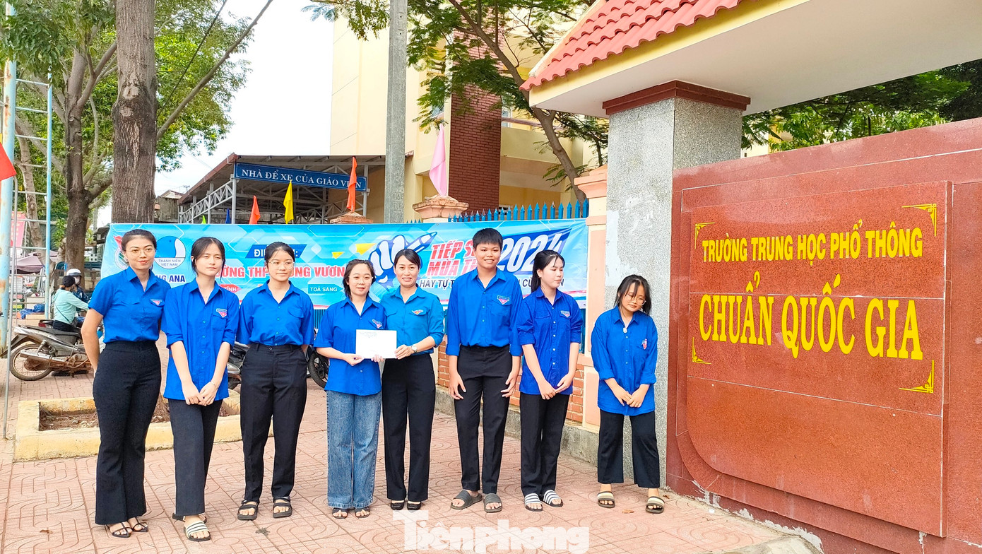 Đoàn công tác trao học bổng cho nhiều học sinh khó khăn, nhằm động viên tinh thần các bạn vững tin trong kỳ thi.