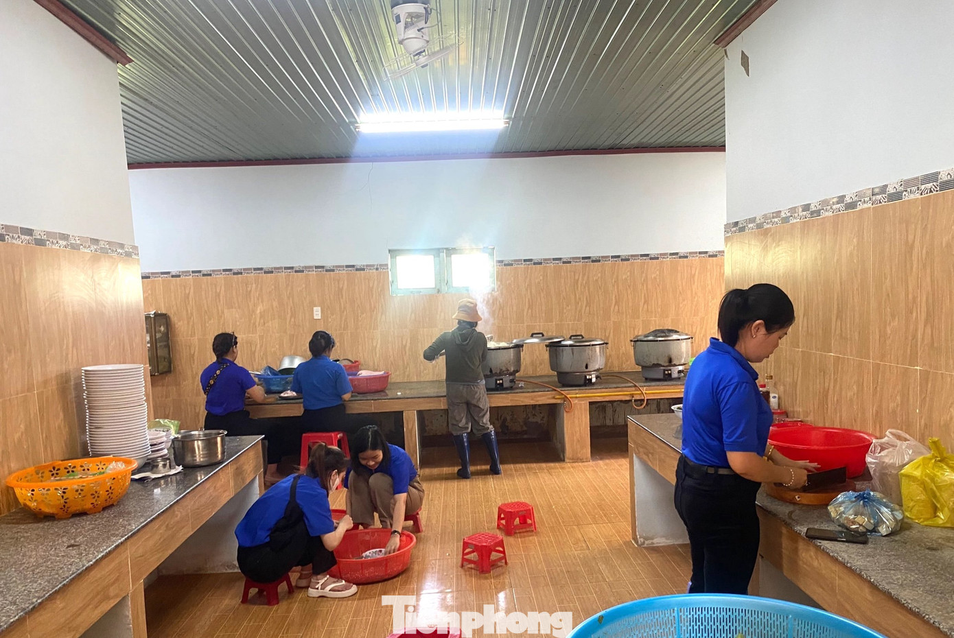 Từ sáng sớm, khoảng 10 tình nguyện viên trên địa bàn huyện Lắk đã chuẩn bị nguyên liệu, nấu đa dạng các món ăn hỗ trợ 150 thí sinh tham gia kỳ thi này.