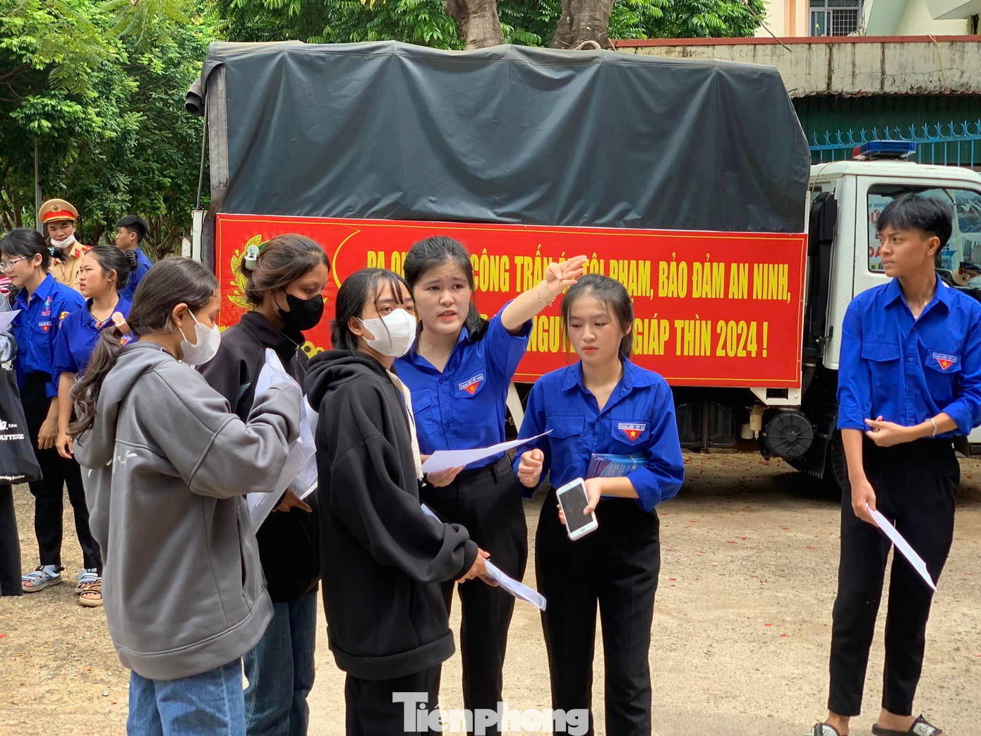 Cầm suất học bổng, em H Jăn Niê (huyện Cư M’gar) cảm kích nói: Em biết ơn các anh chị đoàn viên thanh niên đã quan tâm giúp đỡ, đây là nguồn động viên ý nghĩa với bản thân em. Vừa được hỗ trợ học bổng, sau khi kết thúc môn thi đầu tiên, còn được các anh chị tặng sữa và suất cơm nóng hổi đầy đủ dinh dưỡng.