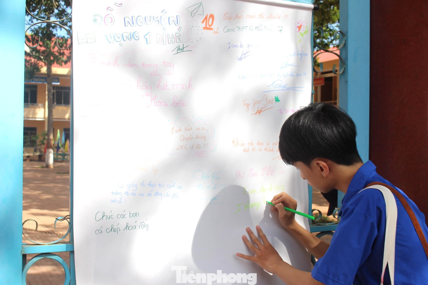 Bên cạnh hỗ trợ các vật dụng, đồ dùng cần thiết cho thí sinh. Khi thí sinh hoàn thành bài thi bước ra cổng trường, tình nguyện viên chào đón bằng những câu khích lệ tinh thần được viết nắn nót trên giấy A0.