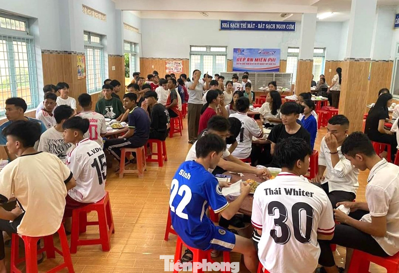 Trước đó, trong ngày làm thủ tục thi (26/6) các thí sinh đã được tình nguyện viên nấu bữa ăn tối hỗ trợ để ôn thi tốt hơn.