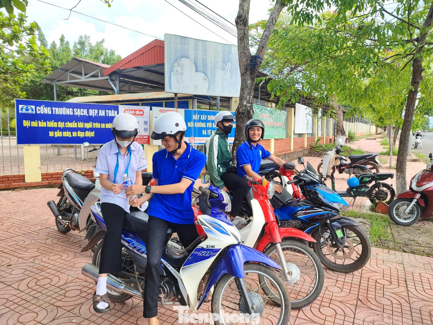 Đội hình xe ôm tình nguyện đưa đón thí sinh khuyết tật, đau ốm, có hoàn cảnh khó khăn; Hỗ trợ dụng cụ, thiết bị học tập cho thí sinh khi cần thiết.