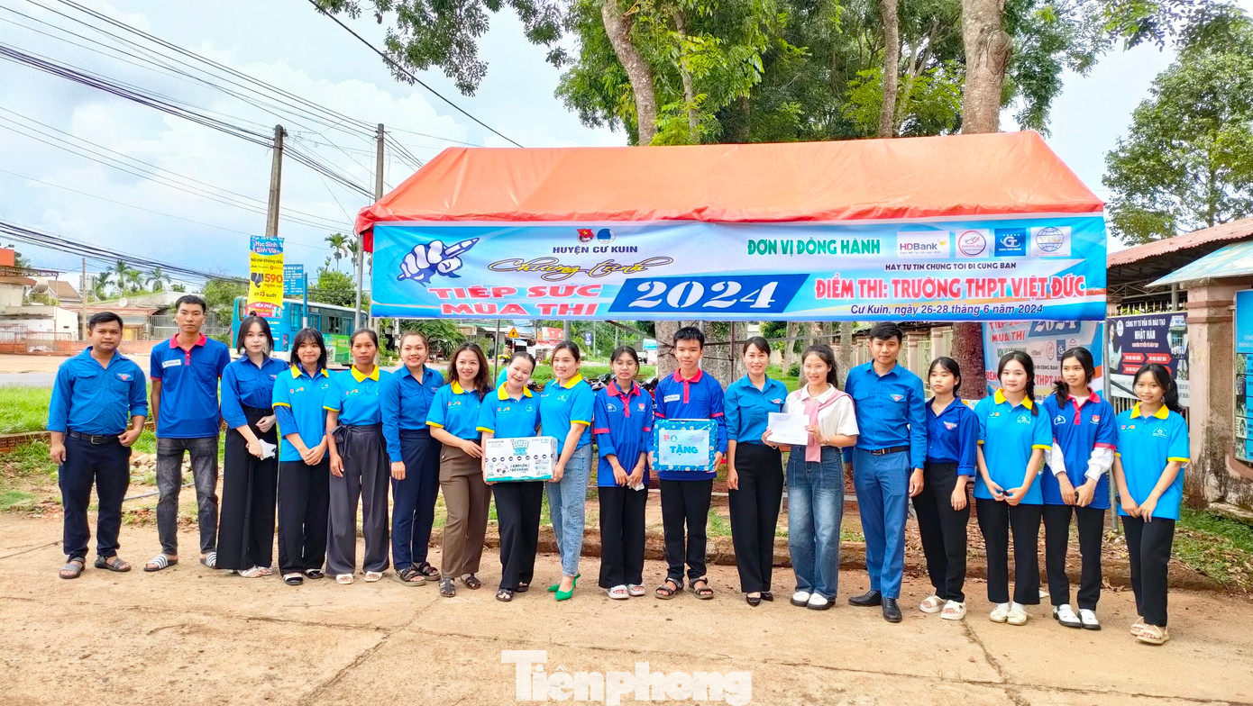 Trong 2 ngày thi tốt nghiệp THPT, các đoàn công tác của Tỉnh Đoàn Đắk Lắk đã đến thăm, tặng quà các đội hình tình nguyện “Tiếp sức mùa thi” tại một số điểm thi trên địa bàn tỉnh.