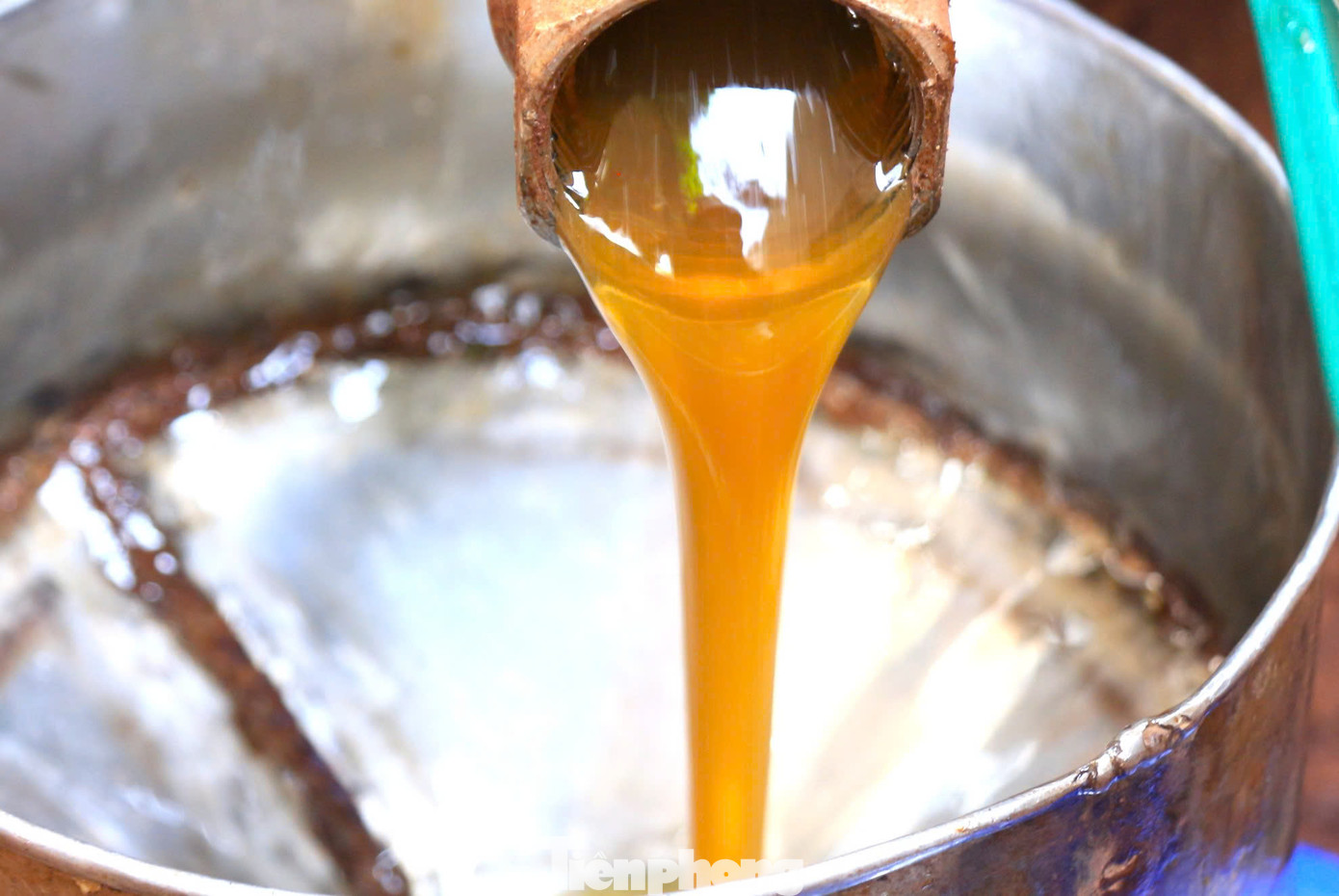 Mật ong hoa cà phê có màu vàng nhạt, vị ngọt thanh và có độ sánh đặc trưng. Loại mật ong này không bị ngả màu hay đóng đường dù để lâu ngày.