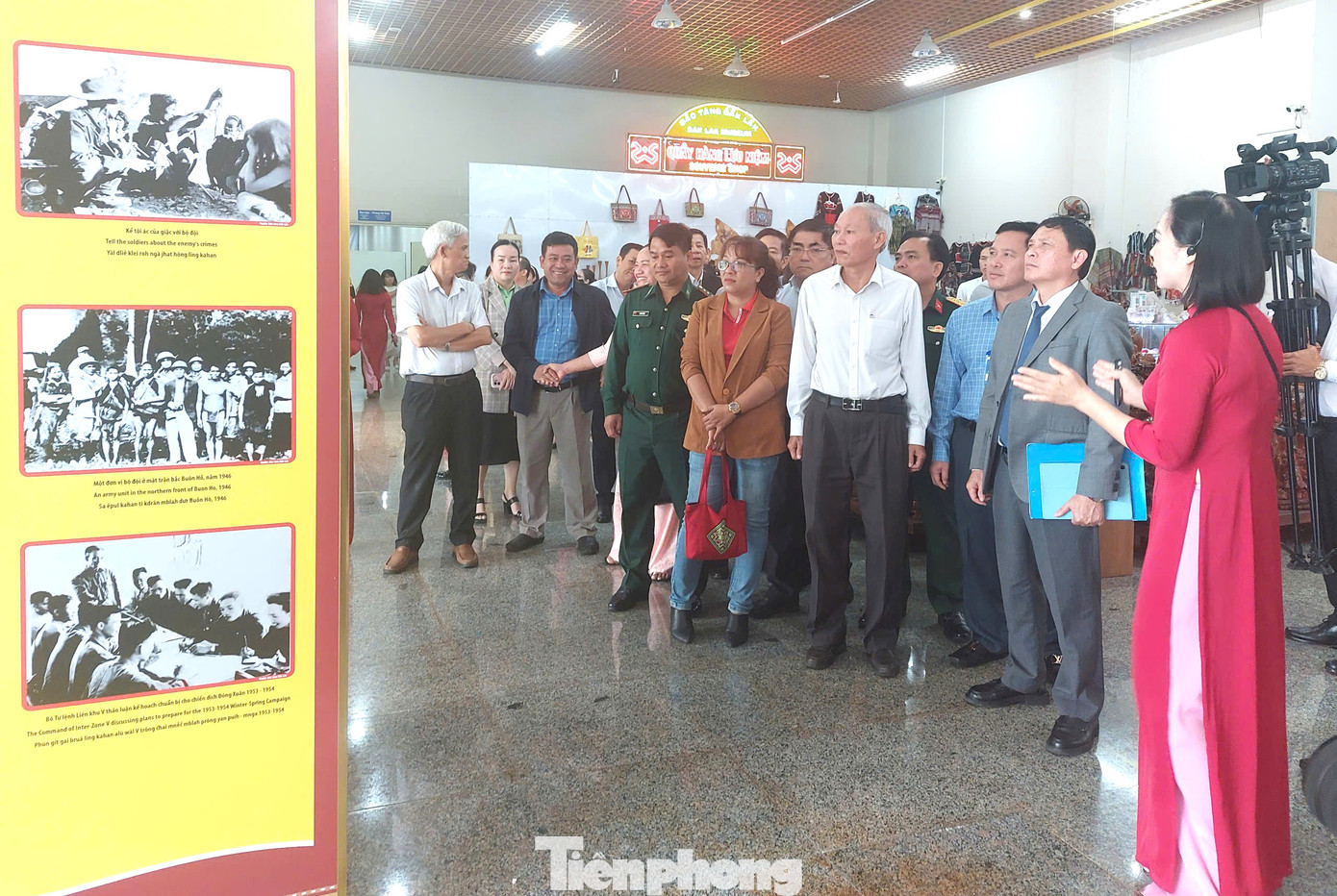 Đại biểu tham quan triển lãm thành tựu kinh tế xã hội của tỉnh.