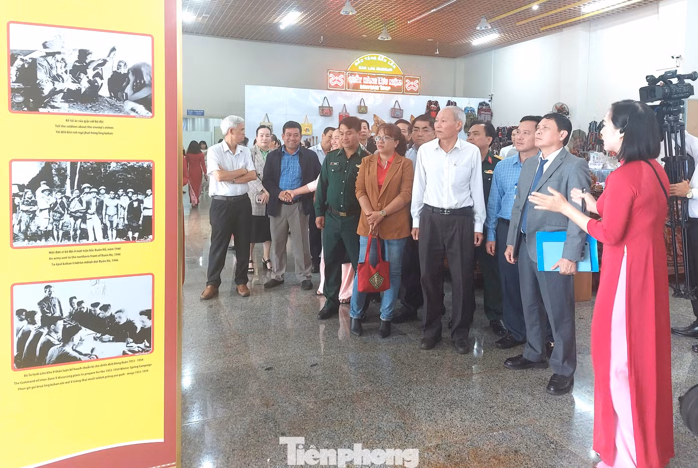 Đại biểu tham quan triển lãm thành tựu kinh tế xã hội của tỉnh.