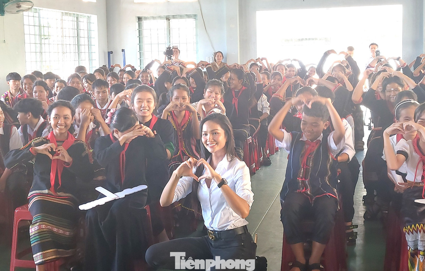 Hoa hậu Hoàn Vũ Việt Nam 2017 – Top 5 Hoa hậu Hoàn Vũ thế giới 2018 H’Hen Niê giao lưu cùng học sinh Hoa hậu Hoàn Vũ Việt Nam 2017 – Top 5 Hoa hậu Hoàn Vũ thế giới 2018 H’Hen Niê giao lưu cùng học sinh