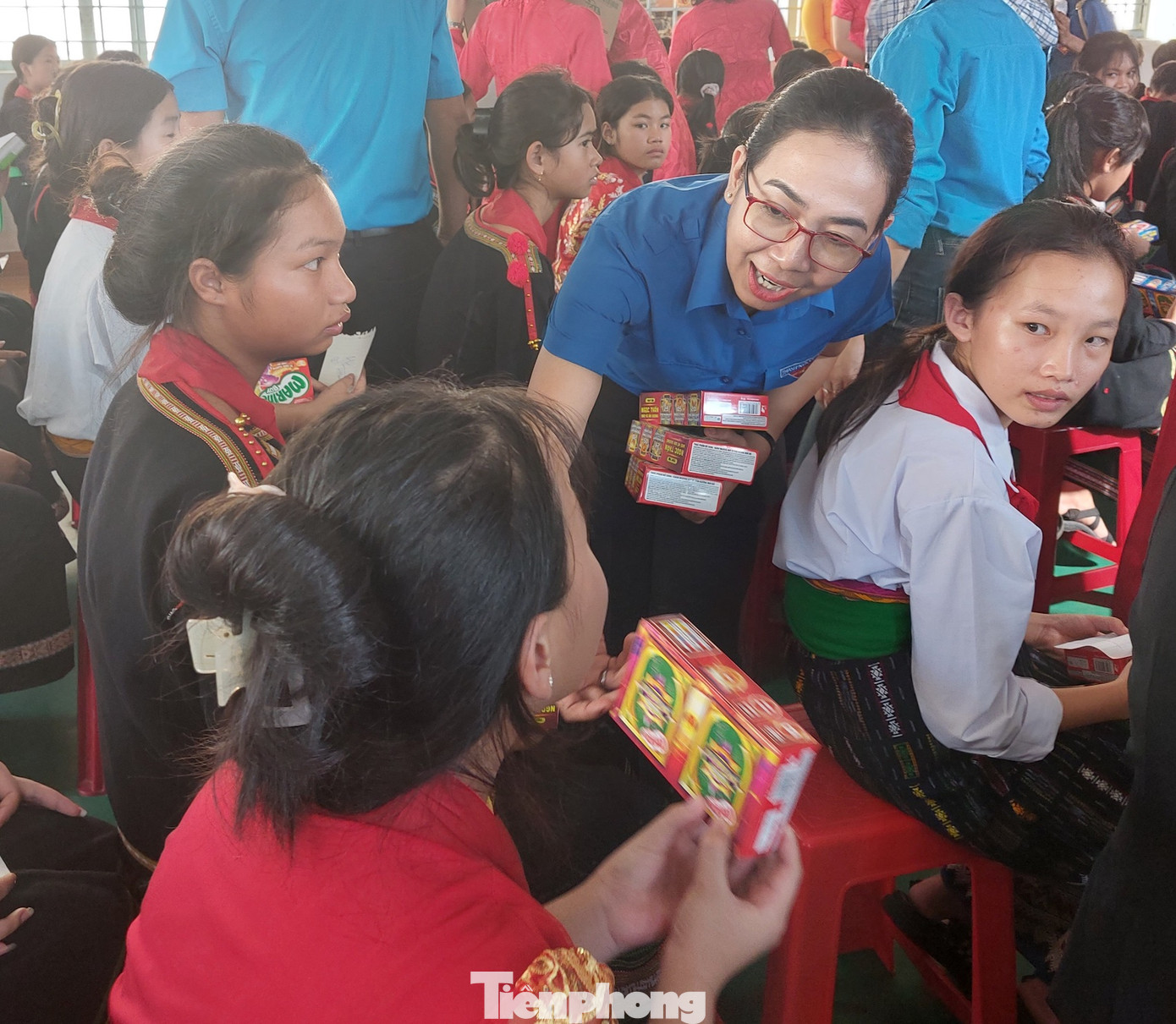 Chị H Giang Niê, Bí thư Tỉnh Đoàn Đắk Lắk tặng quà cho học sinh Chị H Giang Niê, Bí thư Tỉnh Đoàn Đắk Lắk tặng quà cho học sinh