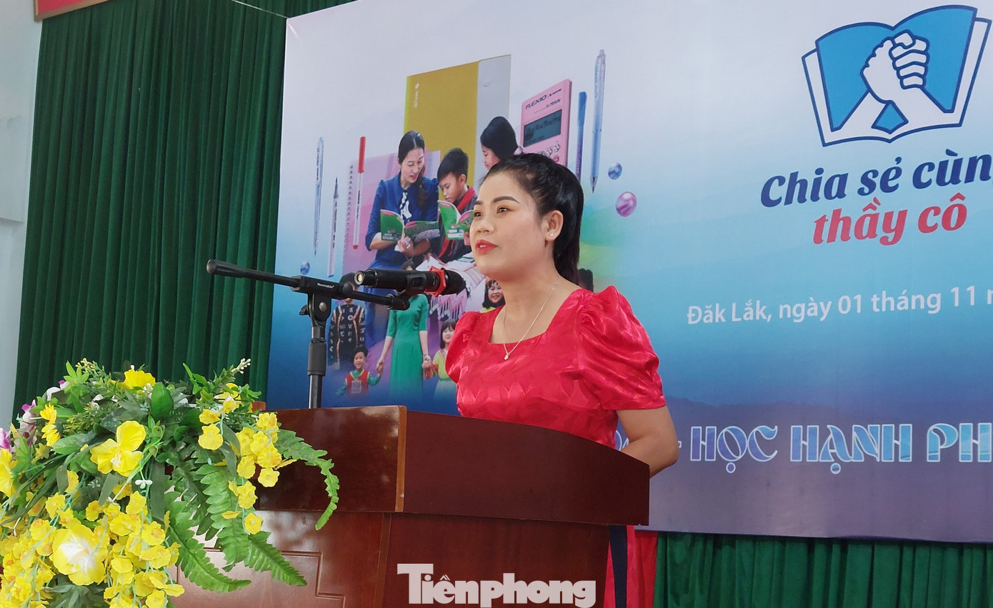 Cô Hoàng Thị Bảy là giáo viên duy nhất của tỉnh Đắk Lắk được Trung ương Hội LHTN Việt Nam tuyên dương. Cô Hoàng Thị Bảy là giáo viên duy nhất của tỉnh Đắk Lắk được Trung ương Hội LHTN Việt Nam tuyên dương.