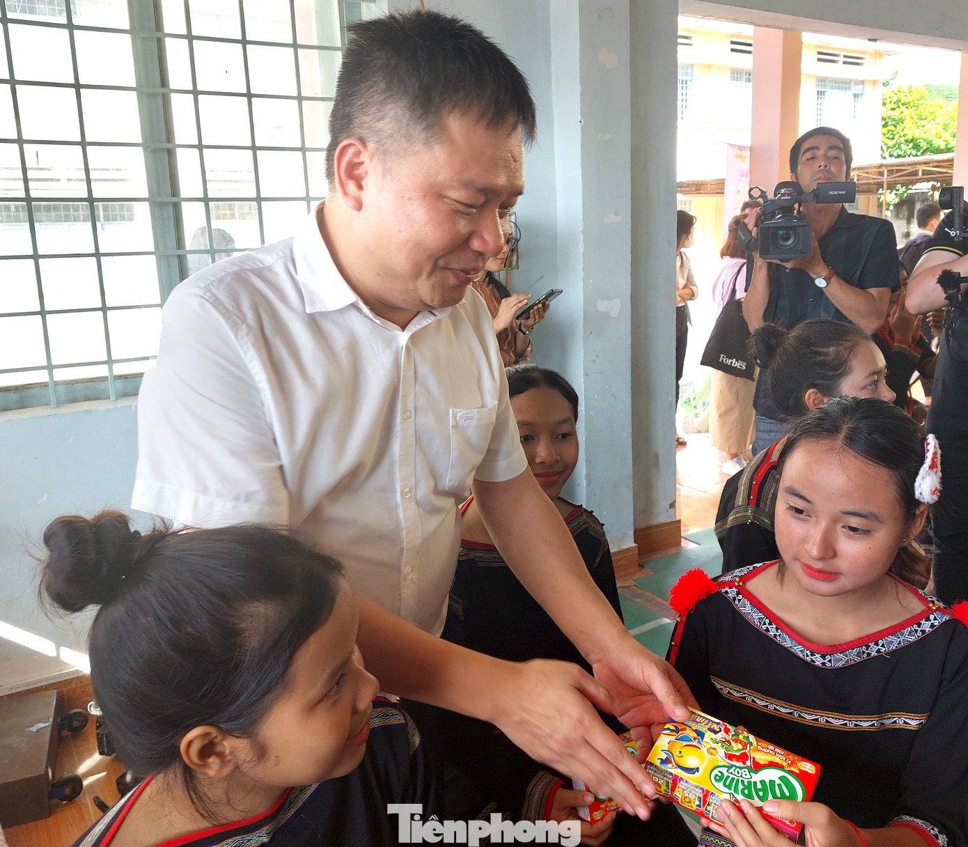 Anh Hoàng Tuấn Việt, Ủy viên đoàn Chủ tịch Ủy ban Trung ương Hội LHTN Việt Nam tặng quà cho học sinh Anh Hoàng Tuấn Việt, Ủy viên đoàn Chủ tịch Ủy ban Trung ương Hội LHTN Việt Nam tặng quà cho học sinh