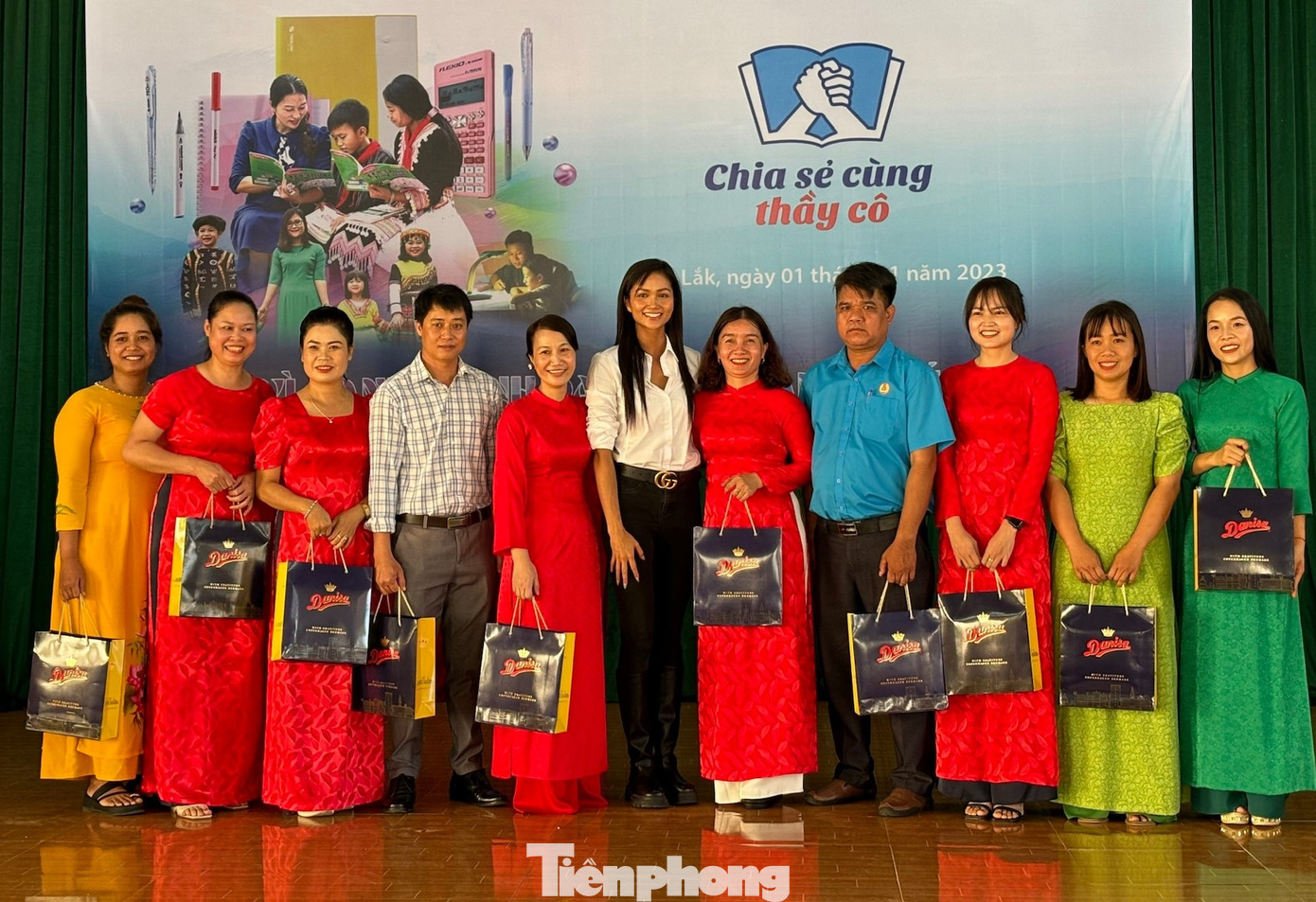 Hoa hậu Hoàn Vũ Việt Nam 2017 – Top 5 Hoa hậu Hoàn Vũ thế giới 2018 - H’Hen Niê tặng quà cho thầy cô giáo. Hoa hậu Hoàn Vũ Việt Nam 2017 – Top 5 Hoa hậu Hoàn Vũ thế giới 2018 - H’Hen Niê tặng quà cho thầy cô giáo.