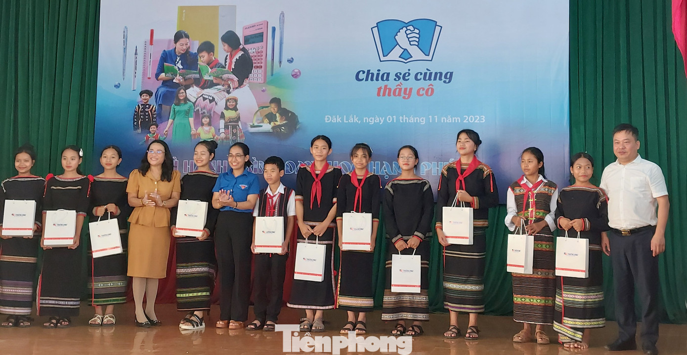 Ban tổ chức trao tặng quà cho học sinh Ban tổ chức trao tặng quà cho học sinh