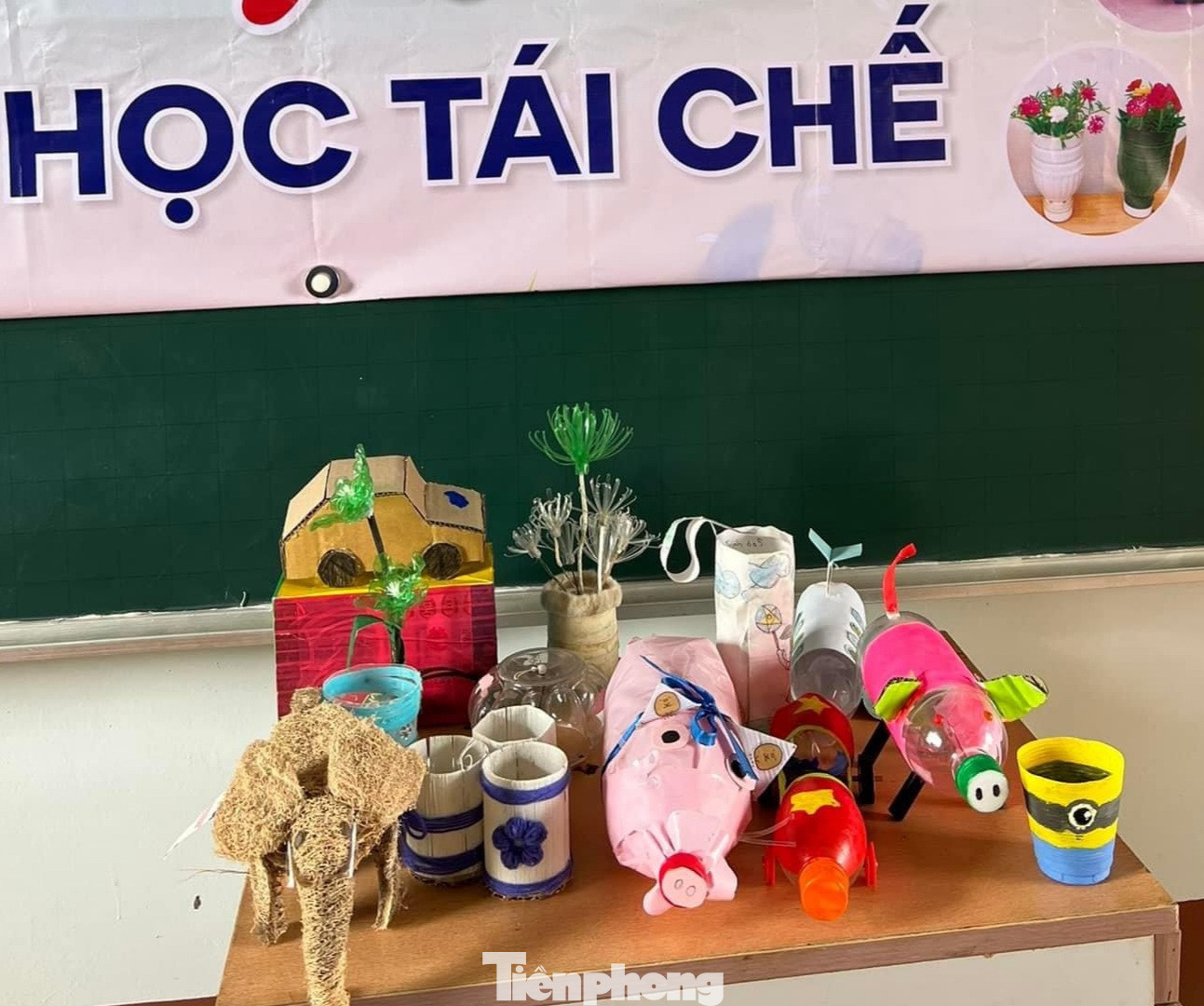 Sản phẩm từ đồ nhựa, phế liệu được các học sinh tạo thành những sản phẩm hữu ích Sản phẩm từ đồ nhựa, phế liệu được các học sinh tạo thành những sản phẩm hữu ích