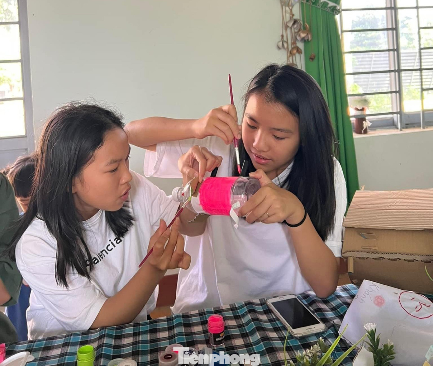 Qua bàn tay khéo léo, các bạn học sinh tạo thành những món đồ chơi dễ thương Qua bàn tay khéo léo, các bạn học sinh tạo thành những món đồ chơi dễ thương