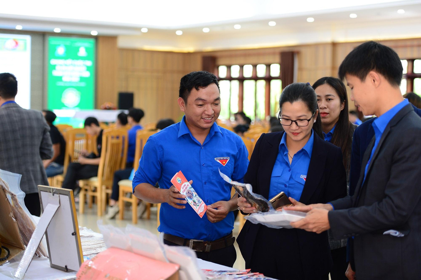 Đại biểu tham quan, tìm hiểu các gian hàng trưng bày sản phẩm tại cuộc thi