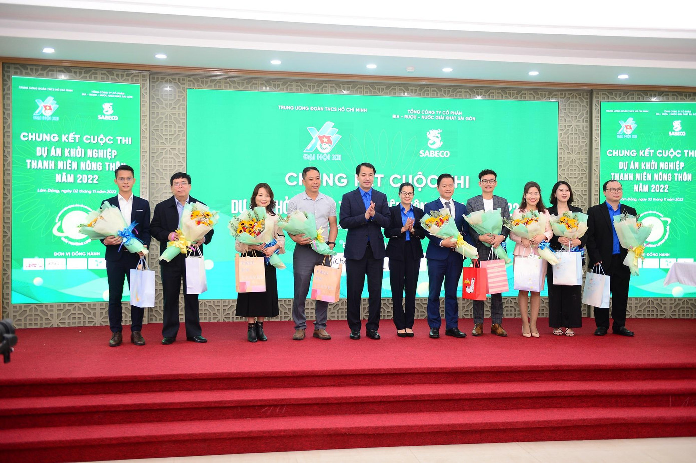 Ban tổ chức tặng hoa cho ban giám khảo cuộc thi