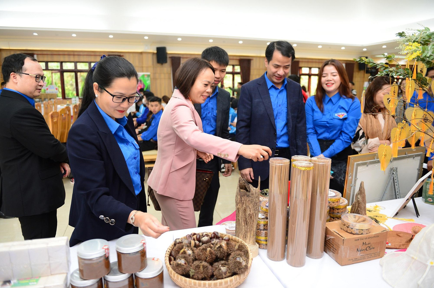 Anh Ngô Văn Cương, Bí thư Trung ương Đoàn (thứ 2, phải qua) tham quan gian hàng trưng bày tại cuộc thi