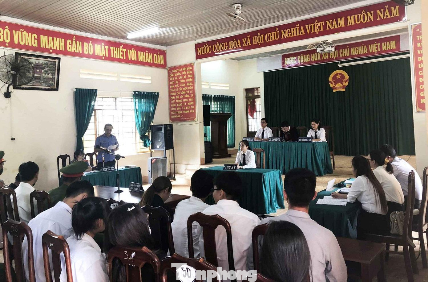 Đại biểu tham gia phiên tòa giả định