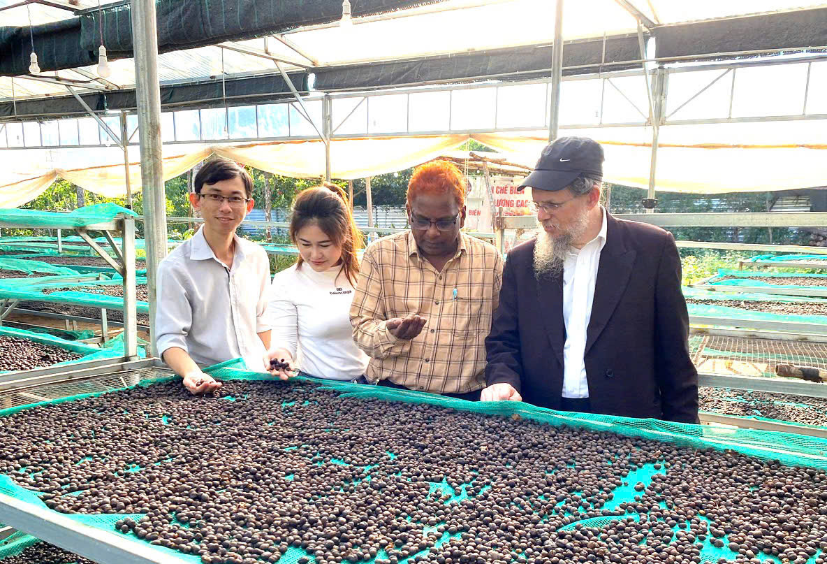 Nhiều đoàn khách trong và ngoài nước đến tham quan mô hình sản xuất, chế biến cà phê. Nhiều đoàn khách trong và ngoài nước đến tham quan mô hình sản xuất, chế biến cà phê.