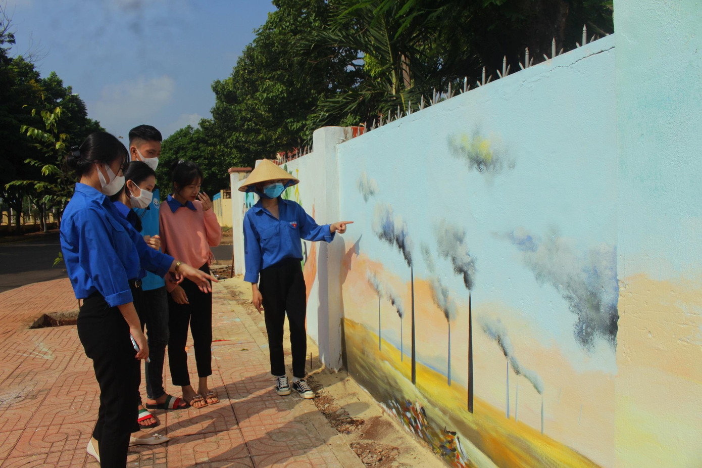 Tường cũ được vẽ tranh 3D với chủ đề phục hồi hệ sinh thái Tường cũ được vẽ tranh 3D với chủ đề phục hồi hệ sinh thái