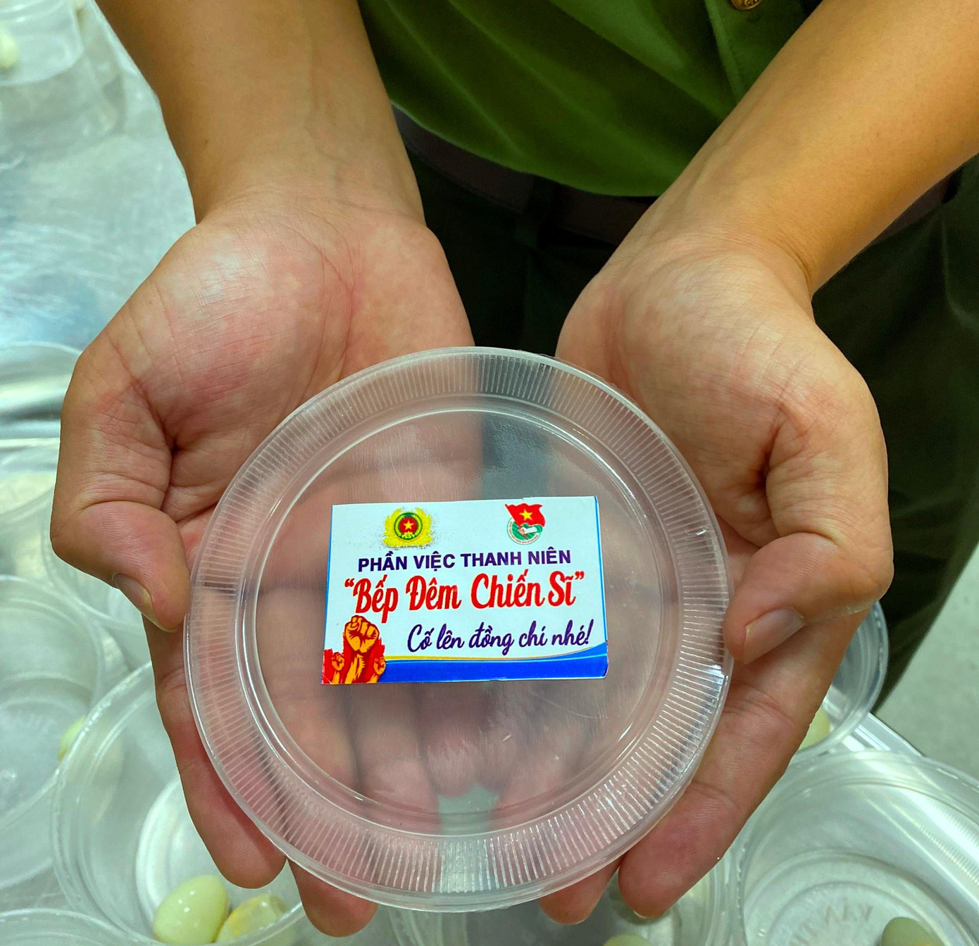 Lời nhắn gửi trên tem dán của mỗi suất ăn đêm Lời nhắn gửi trên tem dán của mỗi suất ăn đêm