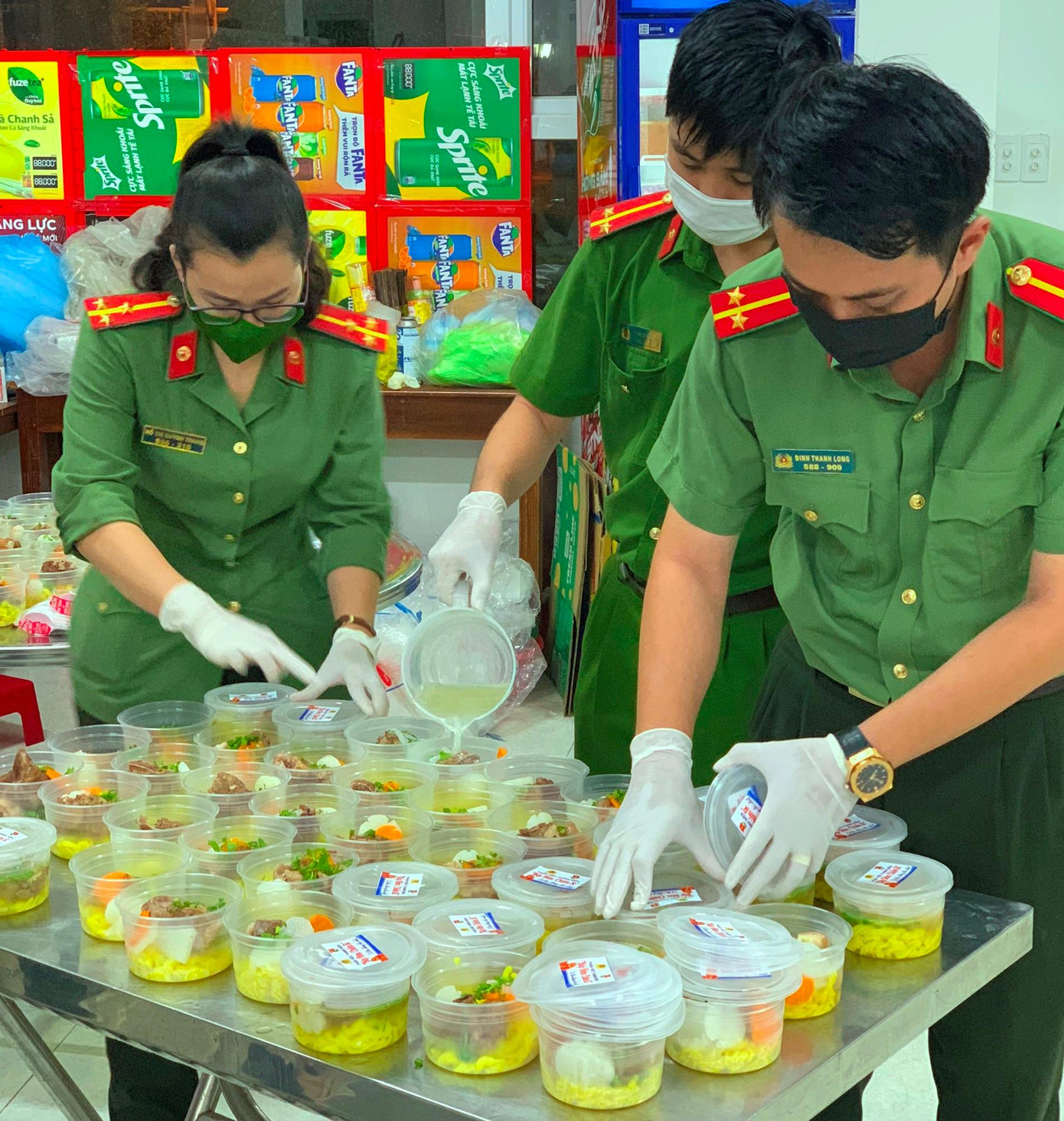 Đoàn thanh niên công an tỉnh chuẩn bị các suất ăn Đoàn thanh niên công an tỉnh chuẩn bị các suất ăn