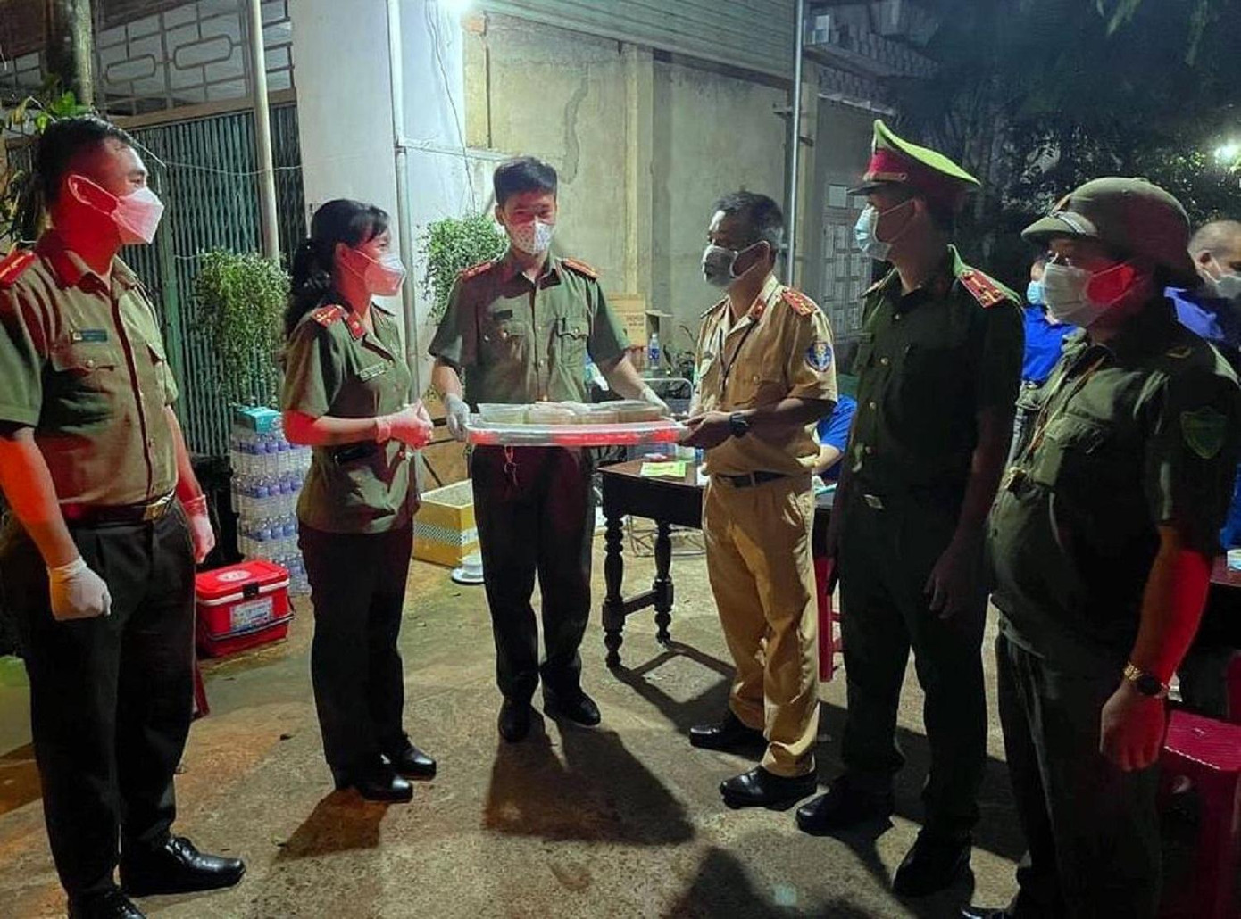 Đoàn thanh niên công an tỉnh thăm hỏi và trao tặng cho các chốt trực Đoàn thanh niên công an tỉnh thăm hỏi và trao tặng cho các chốt trực