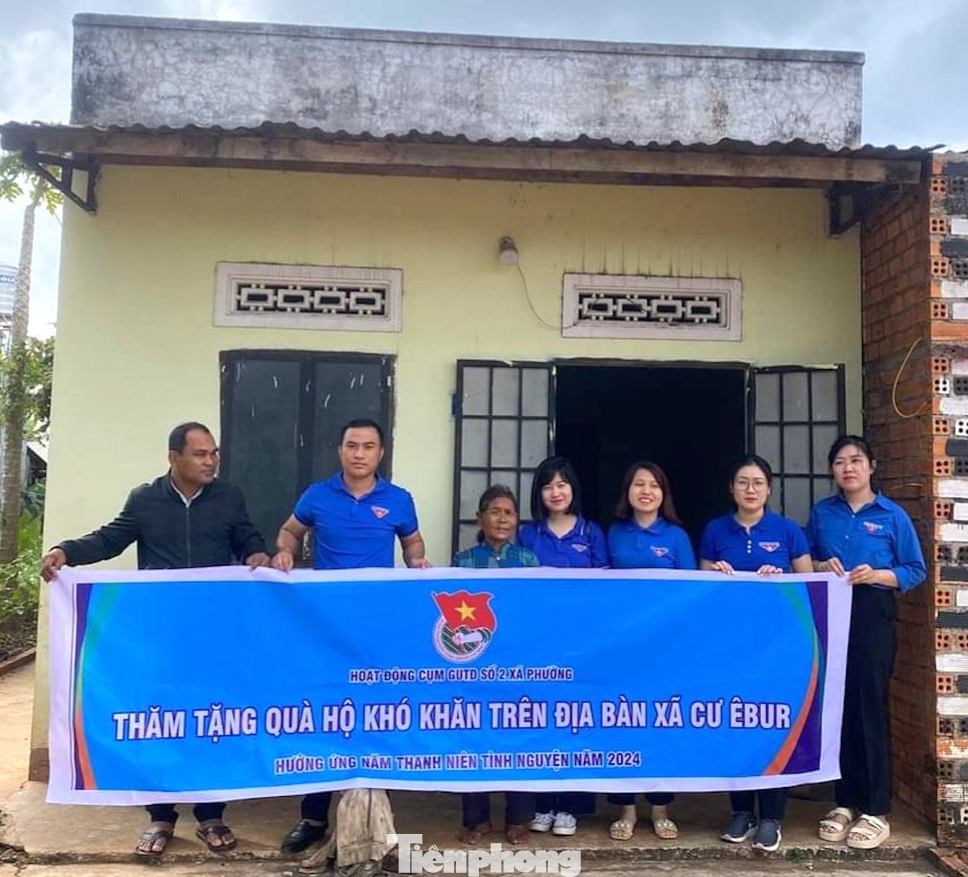 Các đội hình tặng quà cho người dân khó khăn Các đội hình tặng quà cho người dân khó khăn