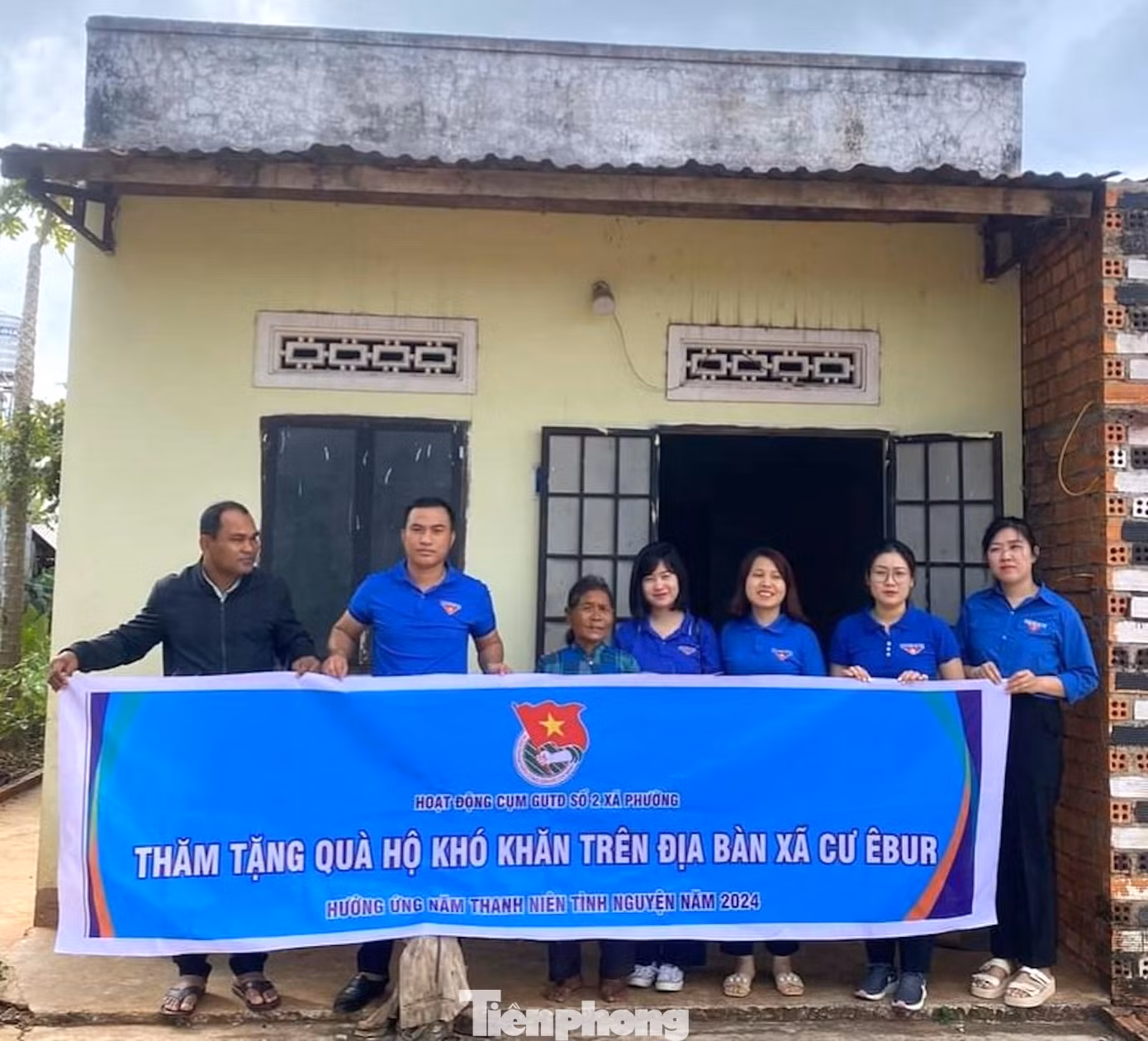 Các đội hình tặng quà cho người dân khó khăn Các đội hình tặng quà cho người dân khó khăn