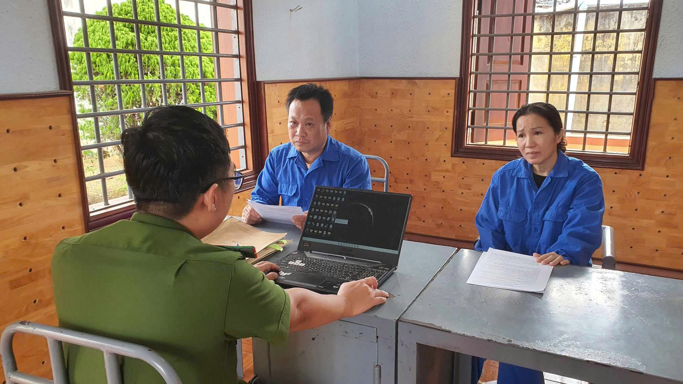 Vợ chồng Đoàn Thị Vi Hạ và Huỳnh Tuấn Kiệt tại cơ quan công an