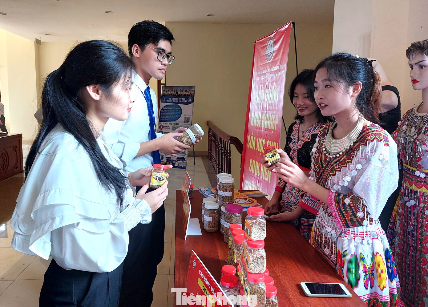 Các dự án khởi nghiệp của sinh viên được trưng bày bên thềm đại hội. Các dự án khởi nghiệp của sinh viên được trưng bày bên thềm đại hội.