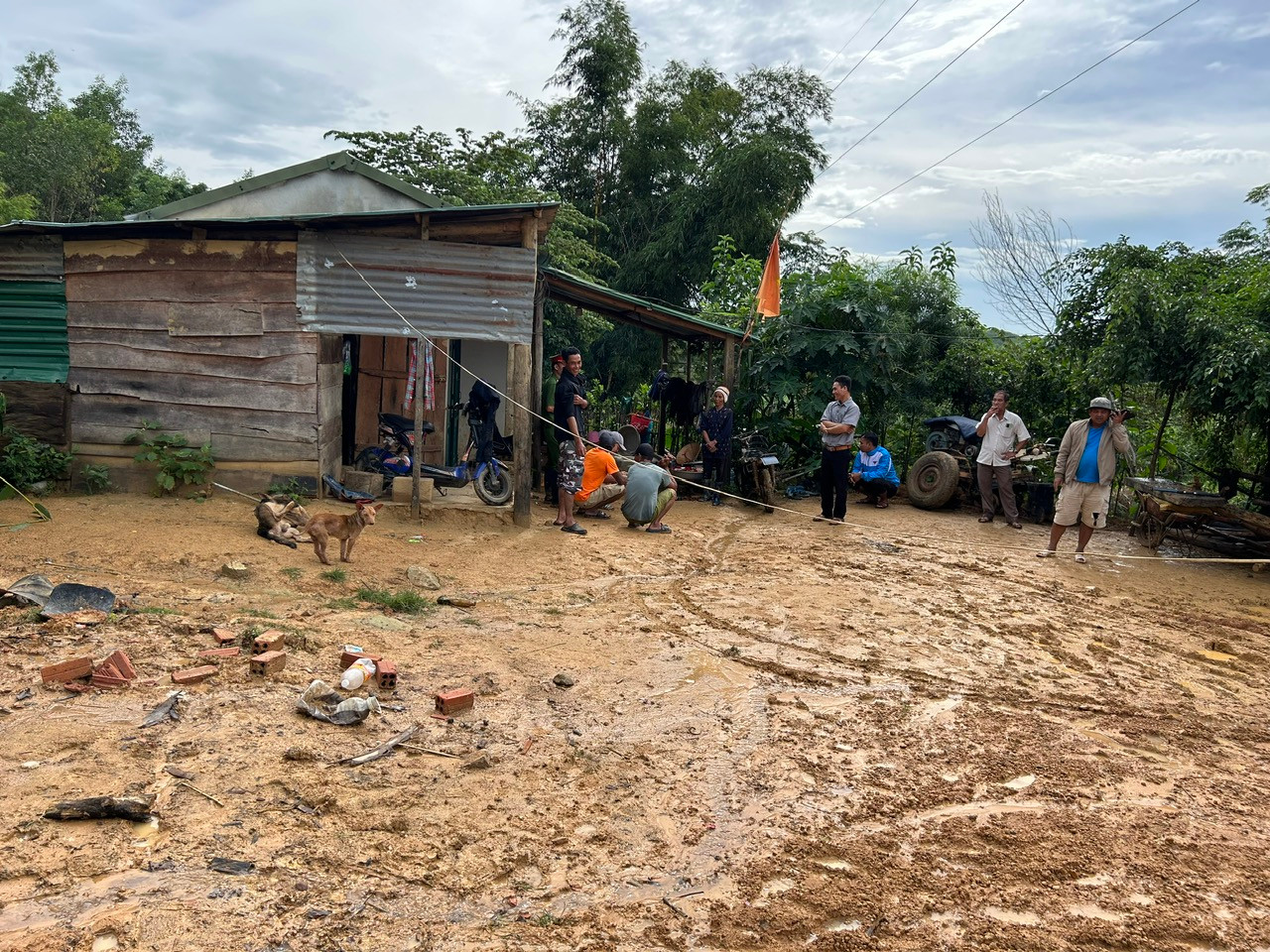 Ban chỉ huy Phòng chống thiên tai và Tìm kiếm cứu nạn huyện phối hợp chính quyền xã Ea Trang vận động các hộ dân sơ tán