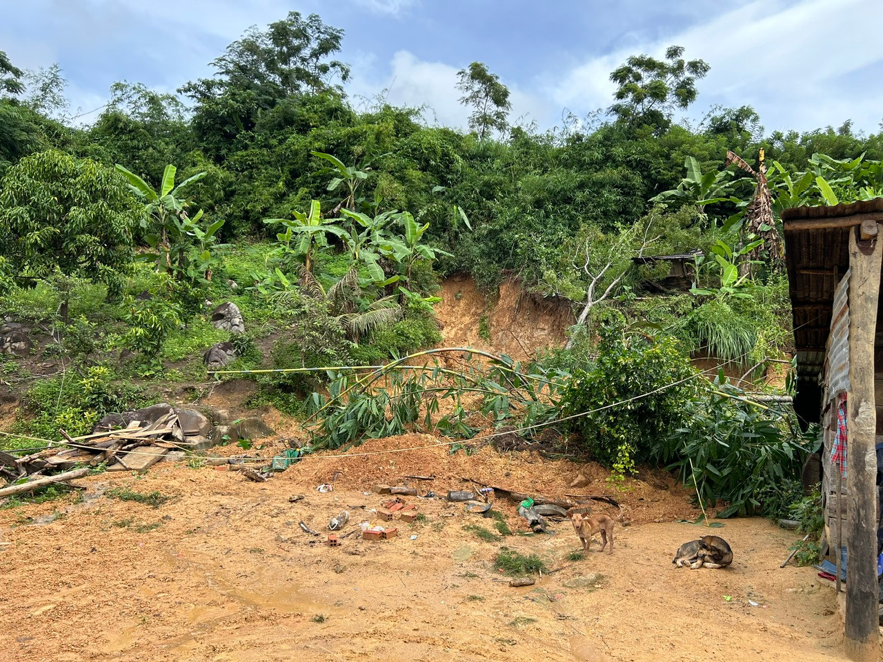 Sạt lở đất ảnh hưởng đến 4 hộ dân sinh sống dưới chân đồi