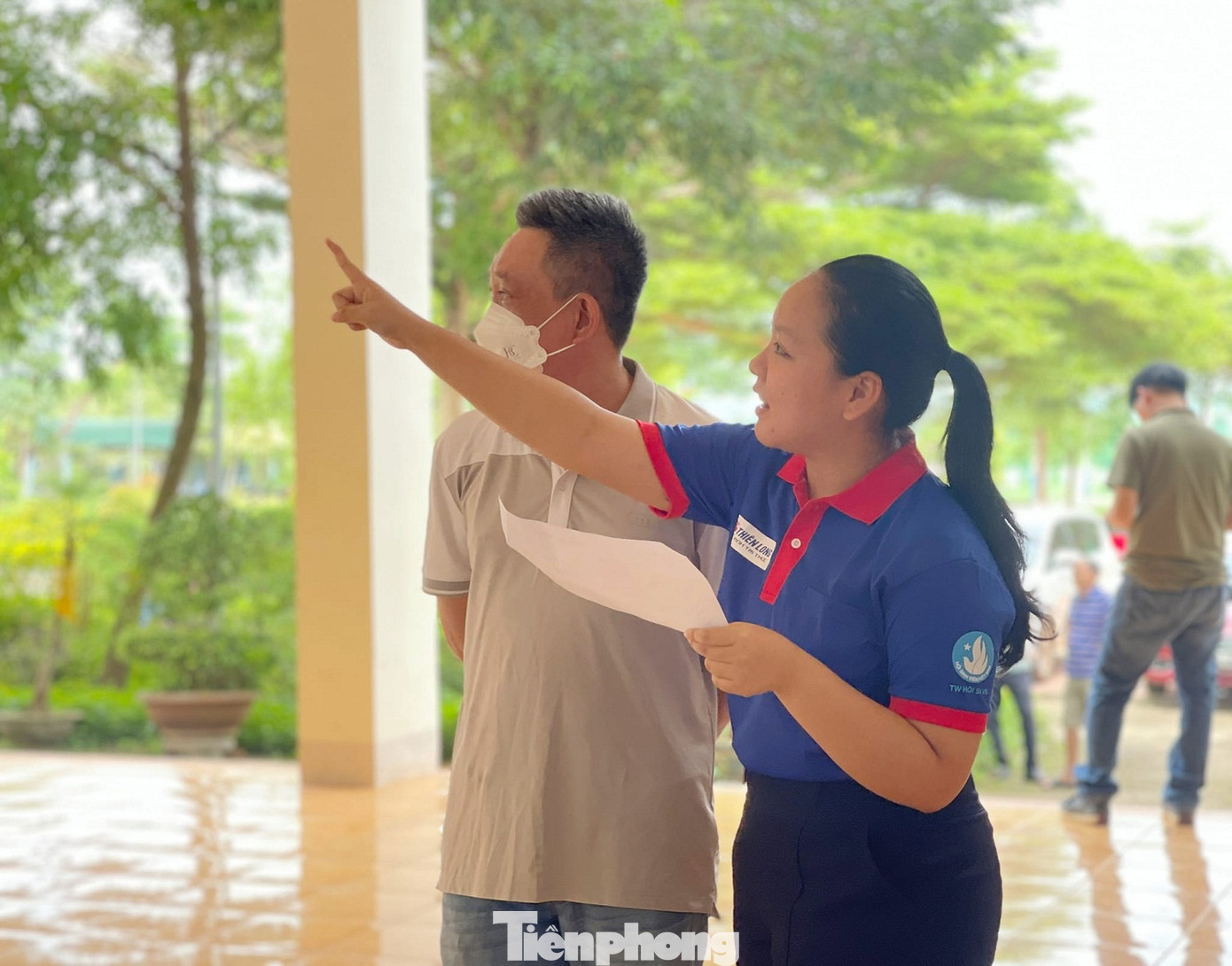 Tình nguyện viên giải đáp thắc mắc, hỗ trợ phụ huynh thí sinh