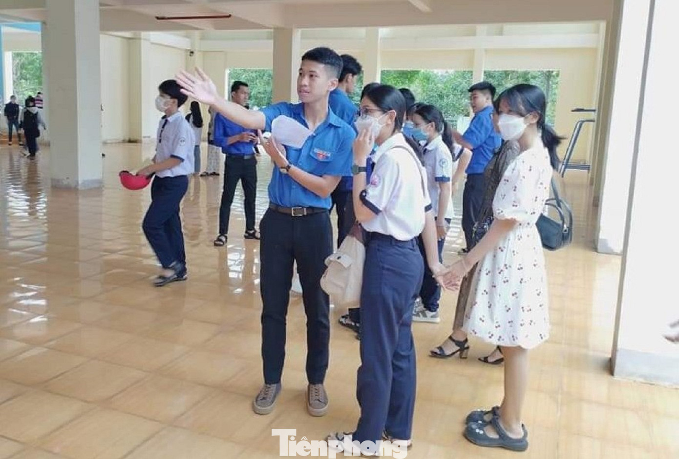 Tình nguyện viên hỗ trợ, hướng dẫn các thí sinh