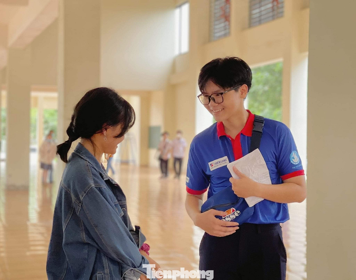 Mỗi đội tình nguyện từ 20–25 thành viên chia nhau mỗi ca trực, hỗ trợ thí sinh, phụ huynh khi cần