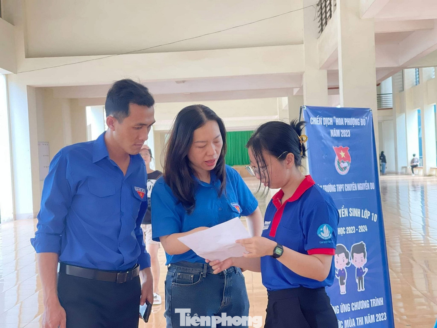 Thầy cô, tình nguyện viên trường THPT chuyên Nguyễn Du