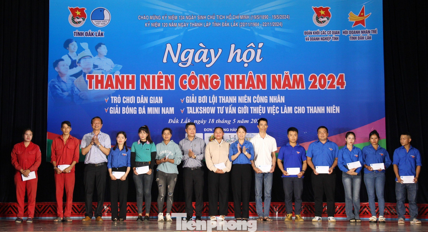 Thanh niên công nhân có hoàn cảnh khó khăn được ban tổ chức trao tặng quà. Thanh niên công nhân có hoàn cảnh khó khăn được ban tổ chức trao tặng quà.